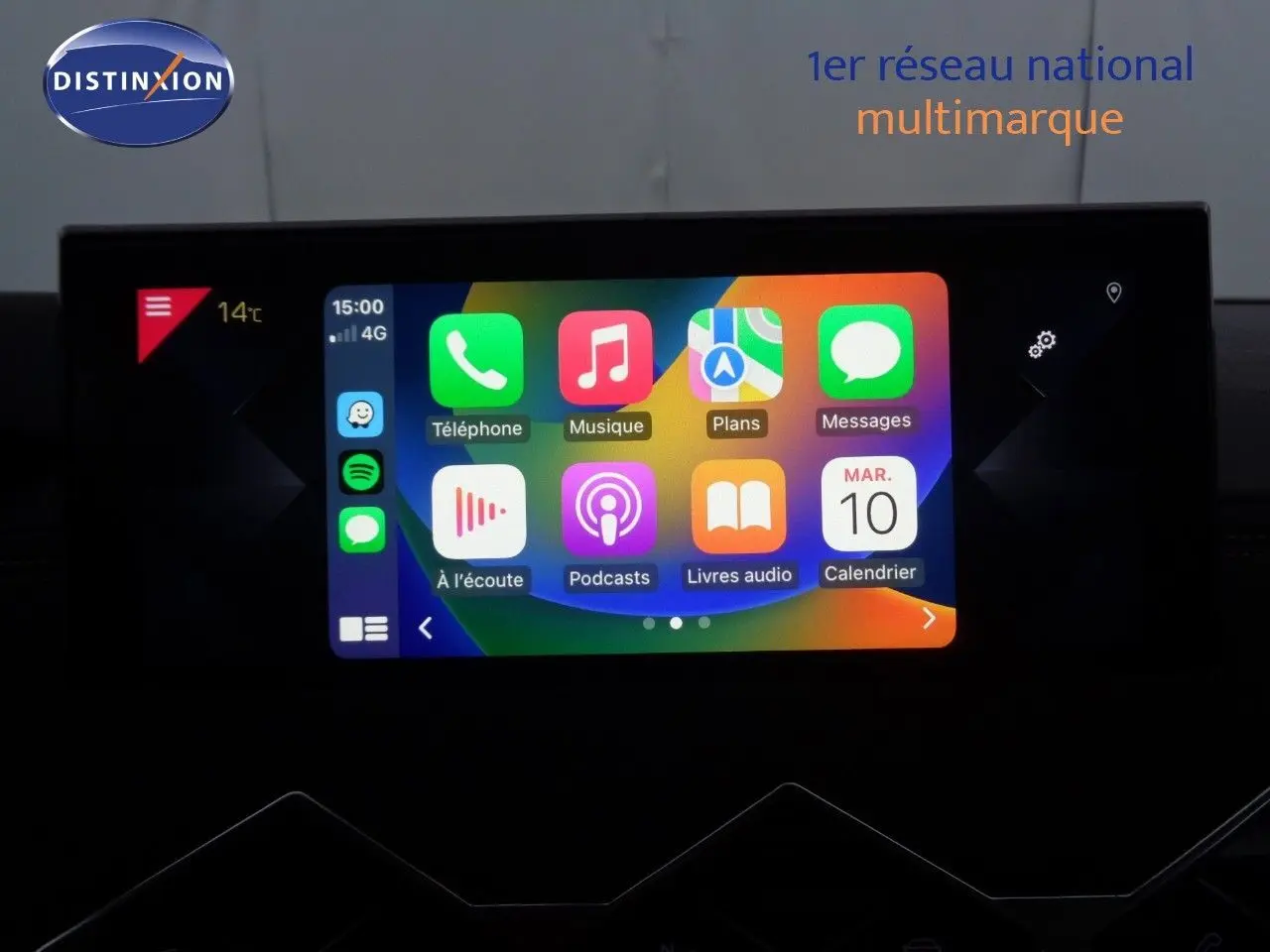 Écran tactile central allumé du DS3 Crossback blanc, affichant les applications smartphone en interface colorée.