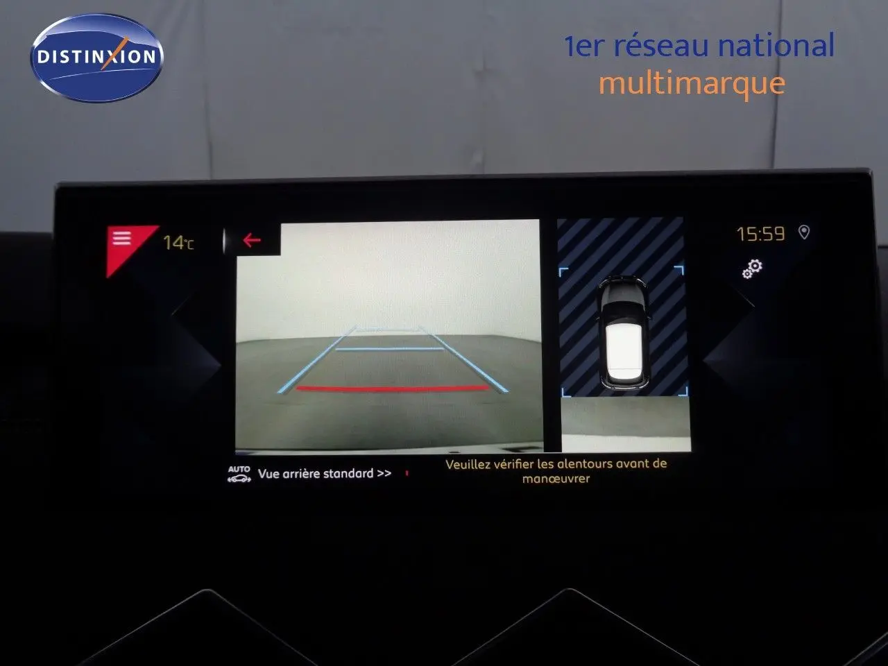 Écran intérieur montrant la caméra de recul et l’aide au stationnement du DS3 Crossback blanc banquise, vue frontale.