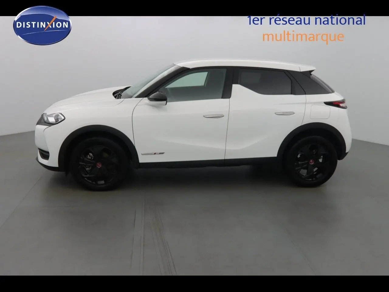 Vue de profil côté gauche d'un DS3 Crossback blanc banquise avec jantes noires et toit contrasté noir.