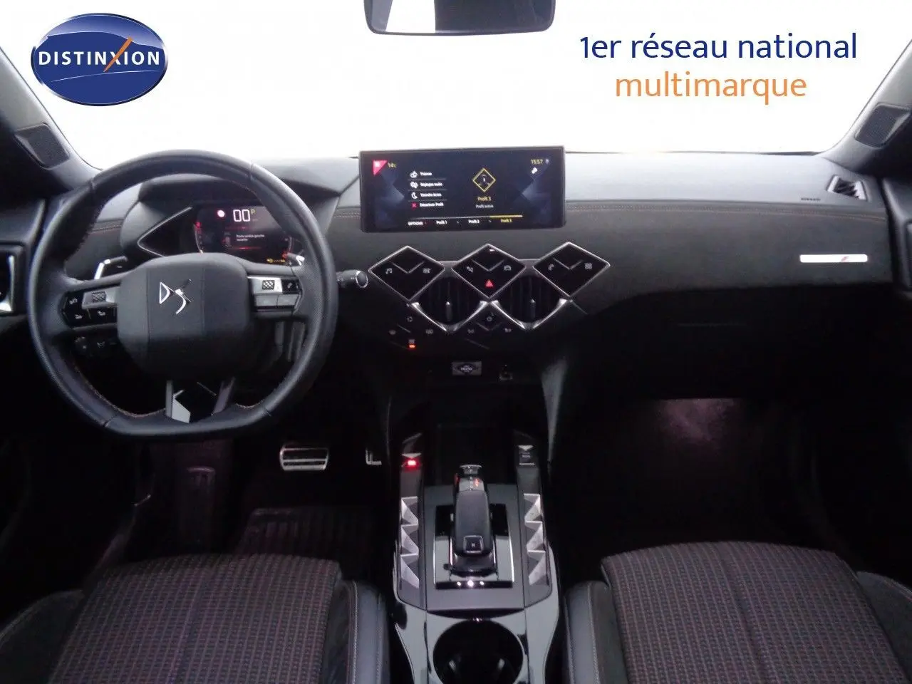 Vue intérieure avant du DS3 Crossback 2021, tableau de bord noir avec écran tactile et volant cuir multifonctions.