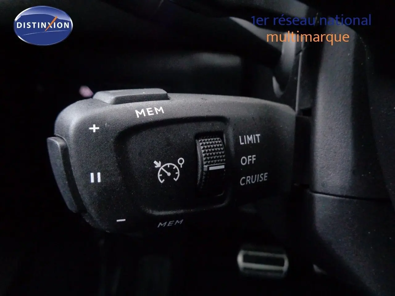 Gros plan sur la commande de régulateur de vitesse du DS3 Crossback blanc banquise, version 2021.
