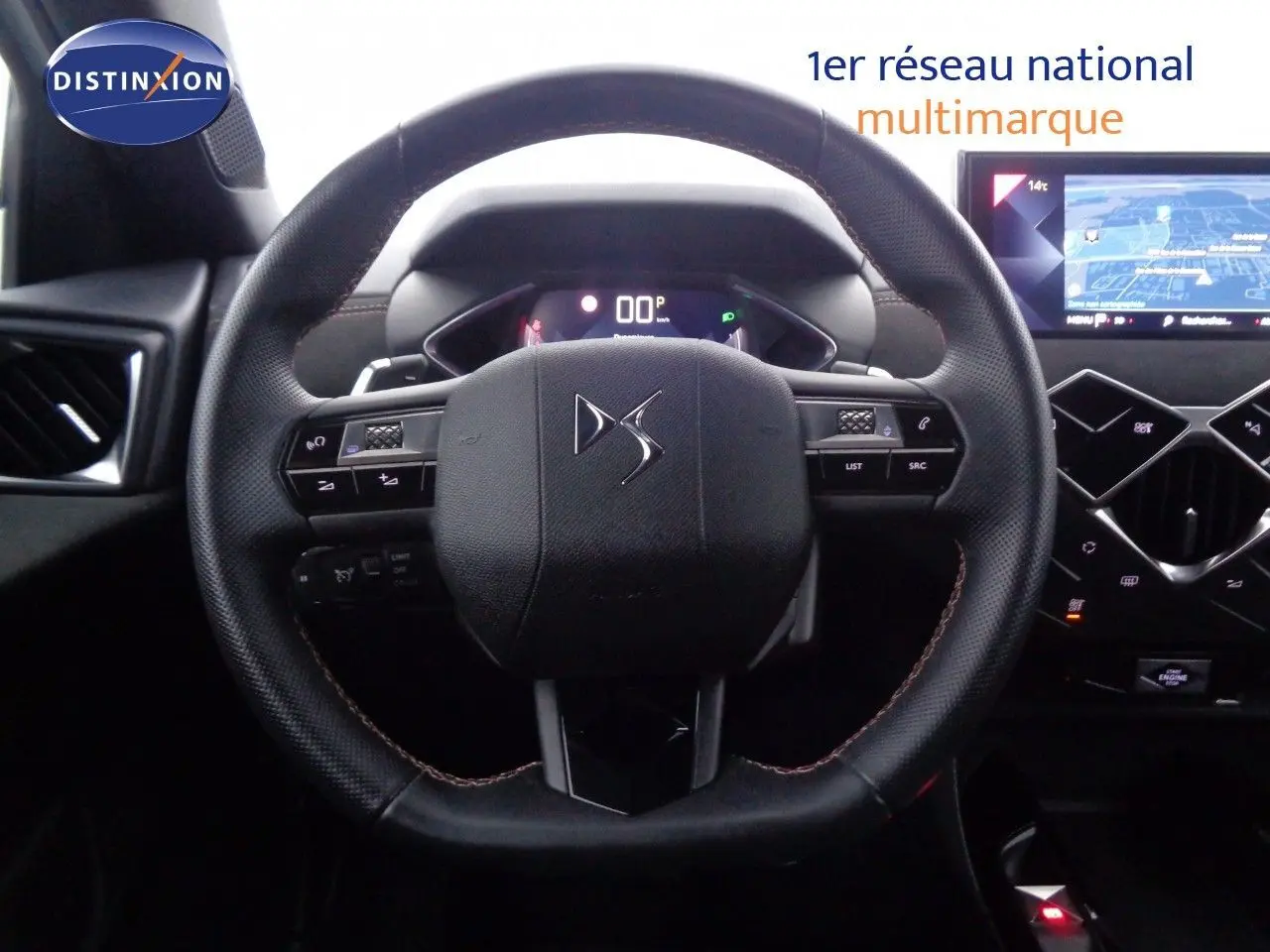 Vue centrée sur le volant en cuir noir du DS3 Crossback 2021 avec tableau de bord digital et écran tactile.