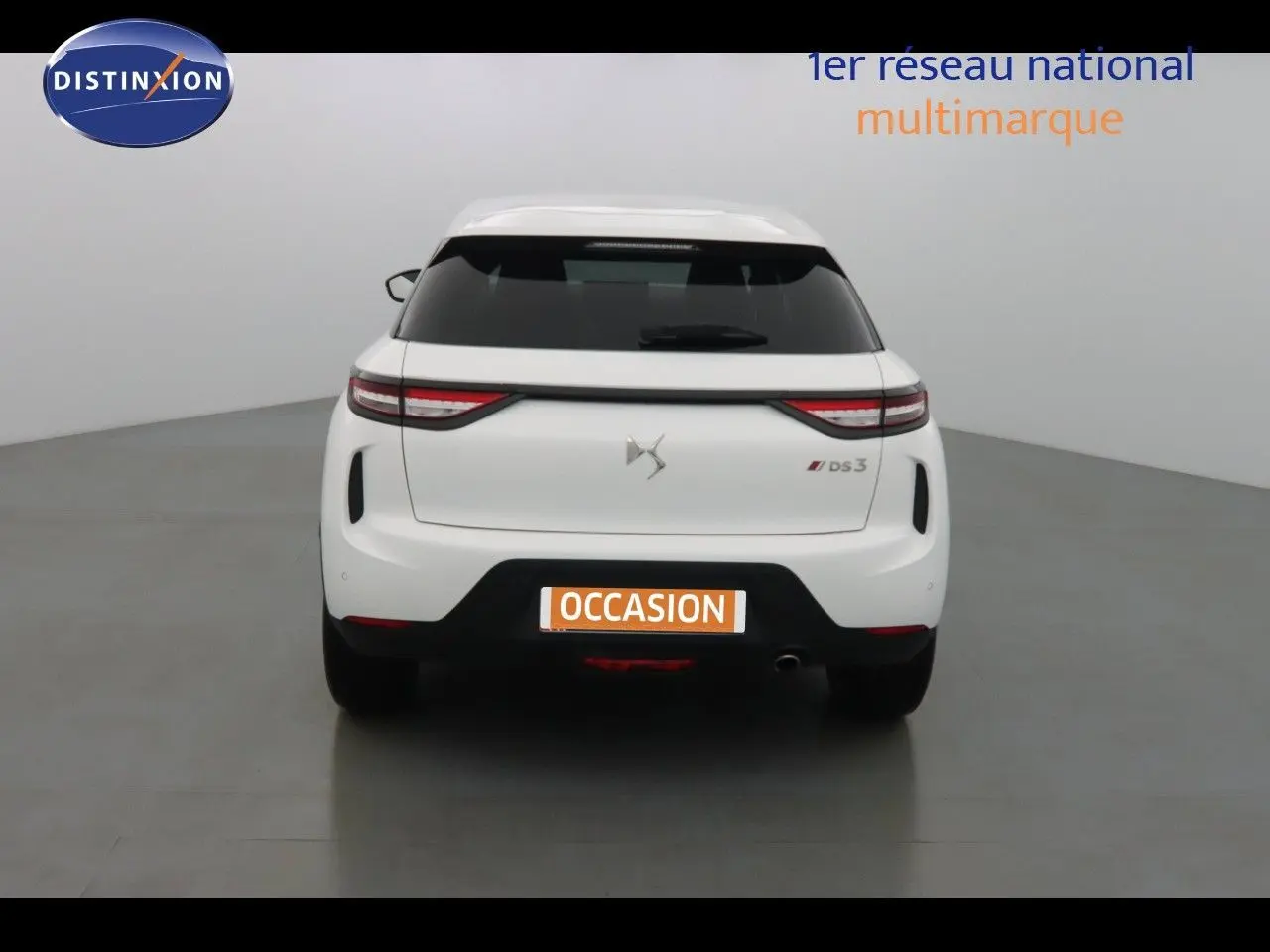 Vue arrière d'un DS3 Crossback blanc banquise avec feux LED effilés et logo DS au centre du hayon.
