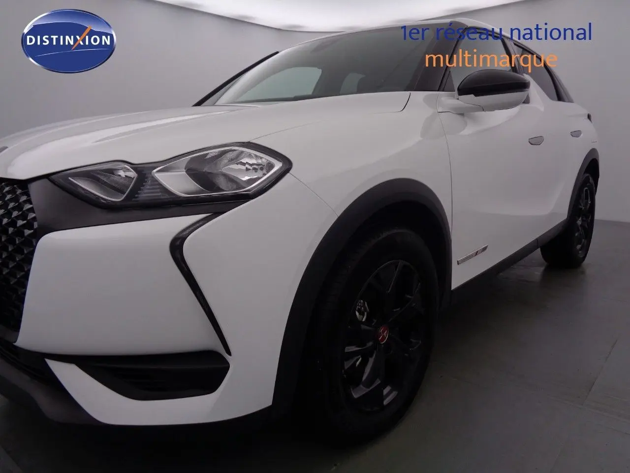 DS3 Crossback blanc banquise vu en 3/4 avant droit, avec jantes noires et calandre distinctive noire.