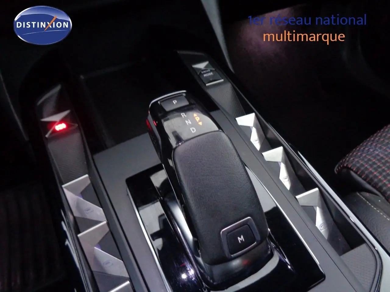 Gros plan sur la commande de boîte automatique noire dans l’habitacle du DS3 Crossback blanc banquise.