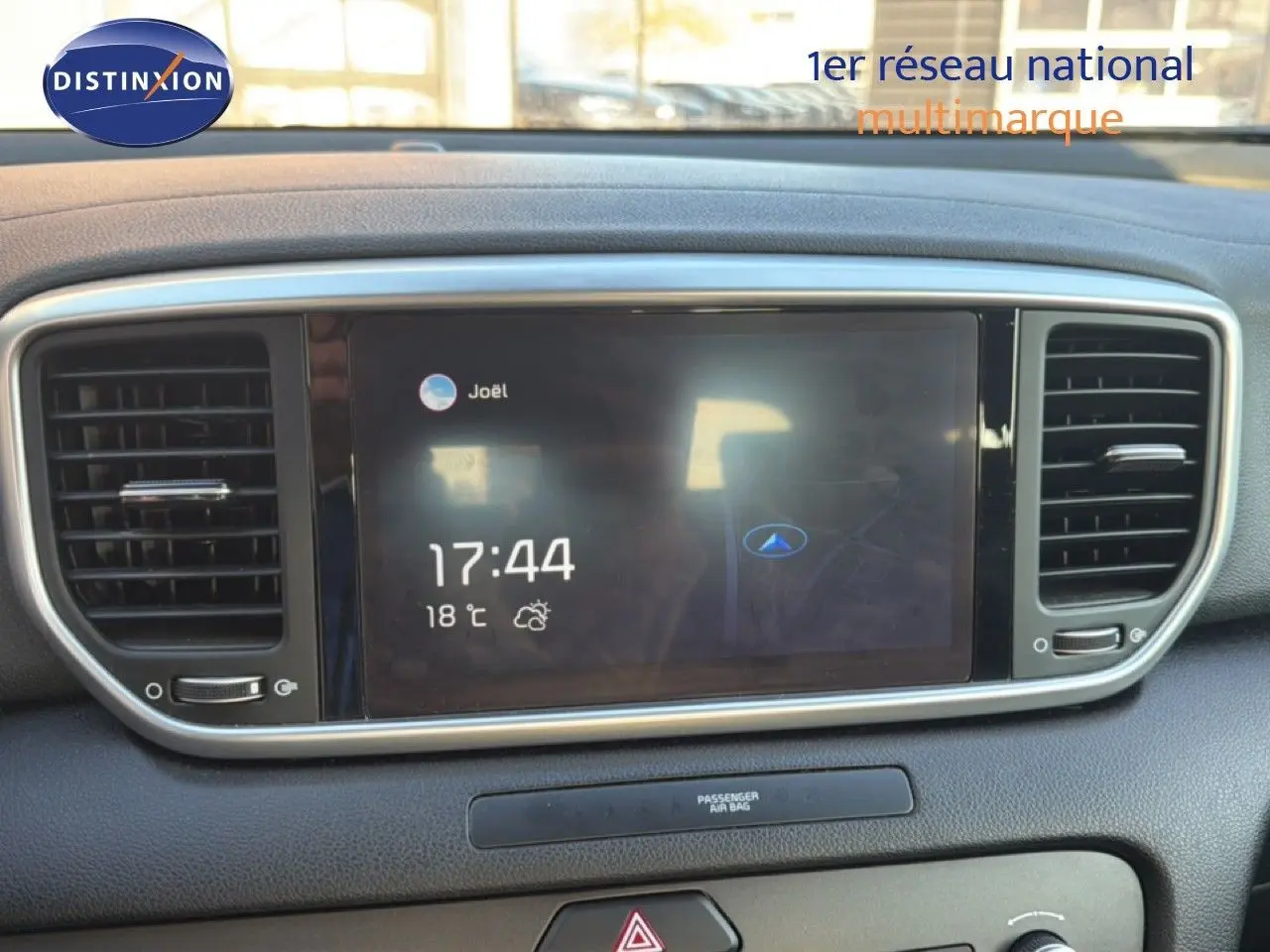 Écran central tactile du tableau de bord du Kia Sportage 2021, avec affichage de l’heure et de la température.