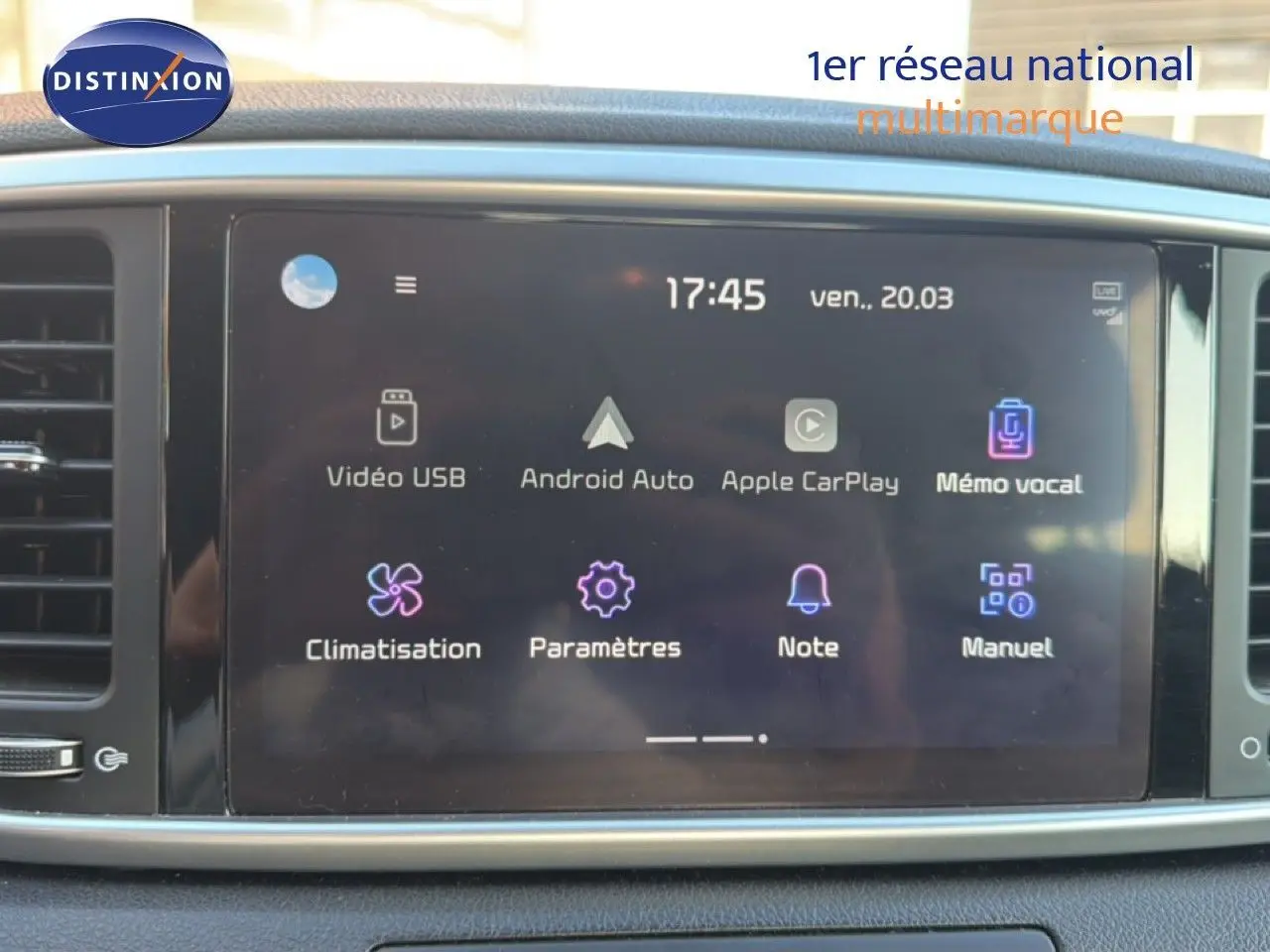 Écran tactile central du Kia Sportage 2021 affichant les options Android Auto, Apple CarPlay et climatisation.