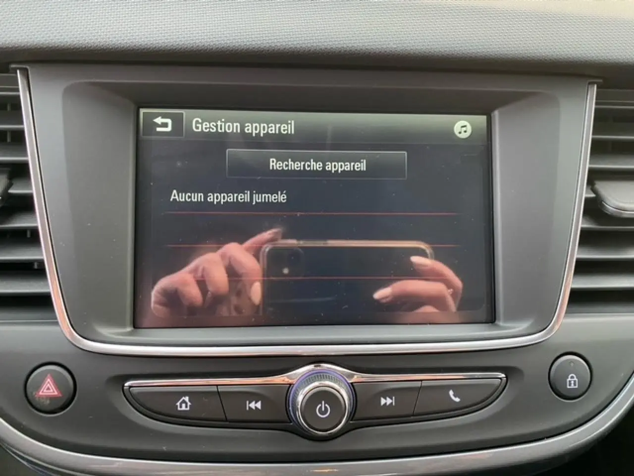Écran tactile central de l’Opel Crossland 2022 affichant la gestion des appareils Bluetooth, entouré de commandes grises.