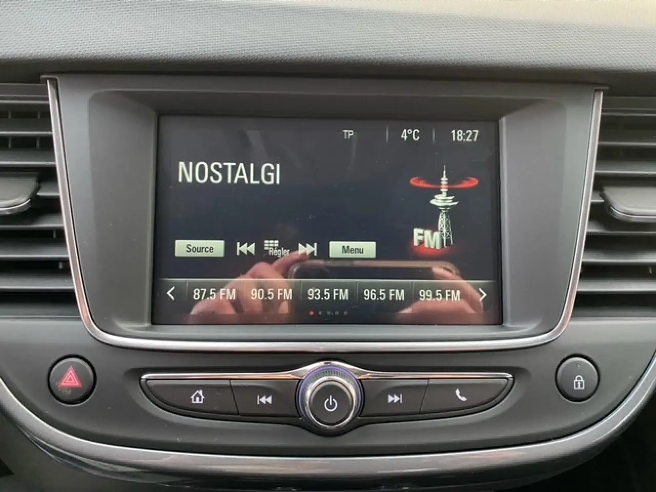 Écran tactile central de l’Opel Crossland 2022 affichant la radio FM sur fond noir avec commandes autour.