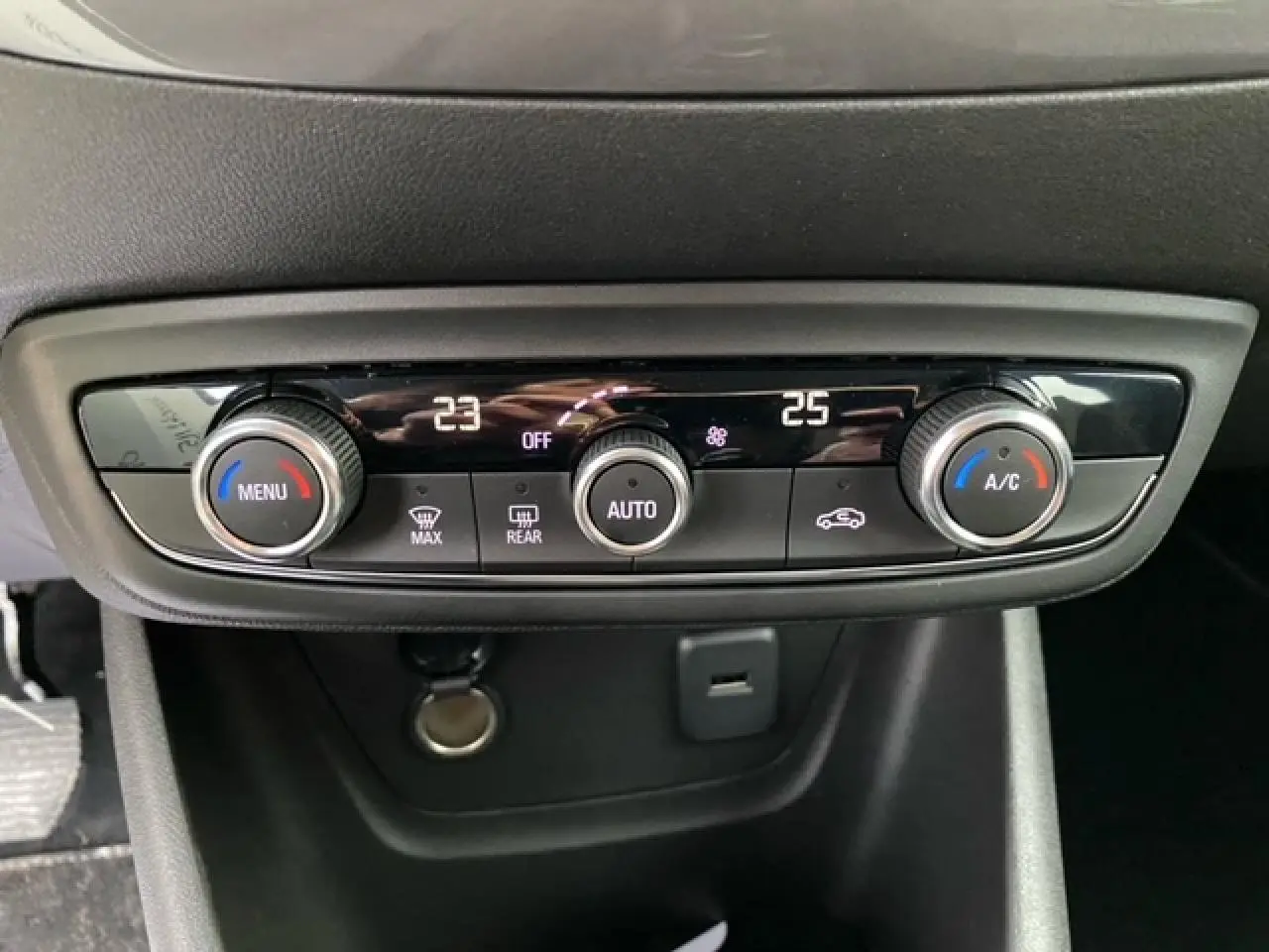 Panneau de commande de la climatisation automatique bi-zone de l’Opel Crossland, avec réglages numériques et boutons rotatifs.