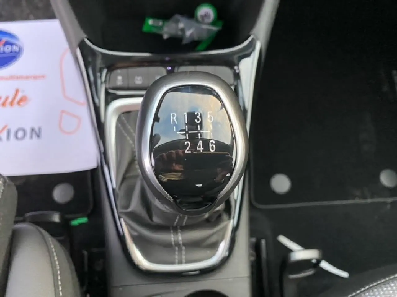 Le levier de vitesse manuel de l'Opel Crossland 2022, vue rapprochée sur la commande en noir brillant.