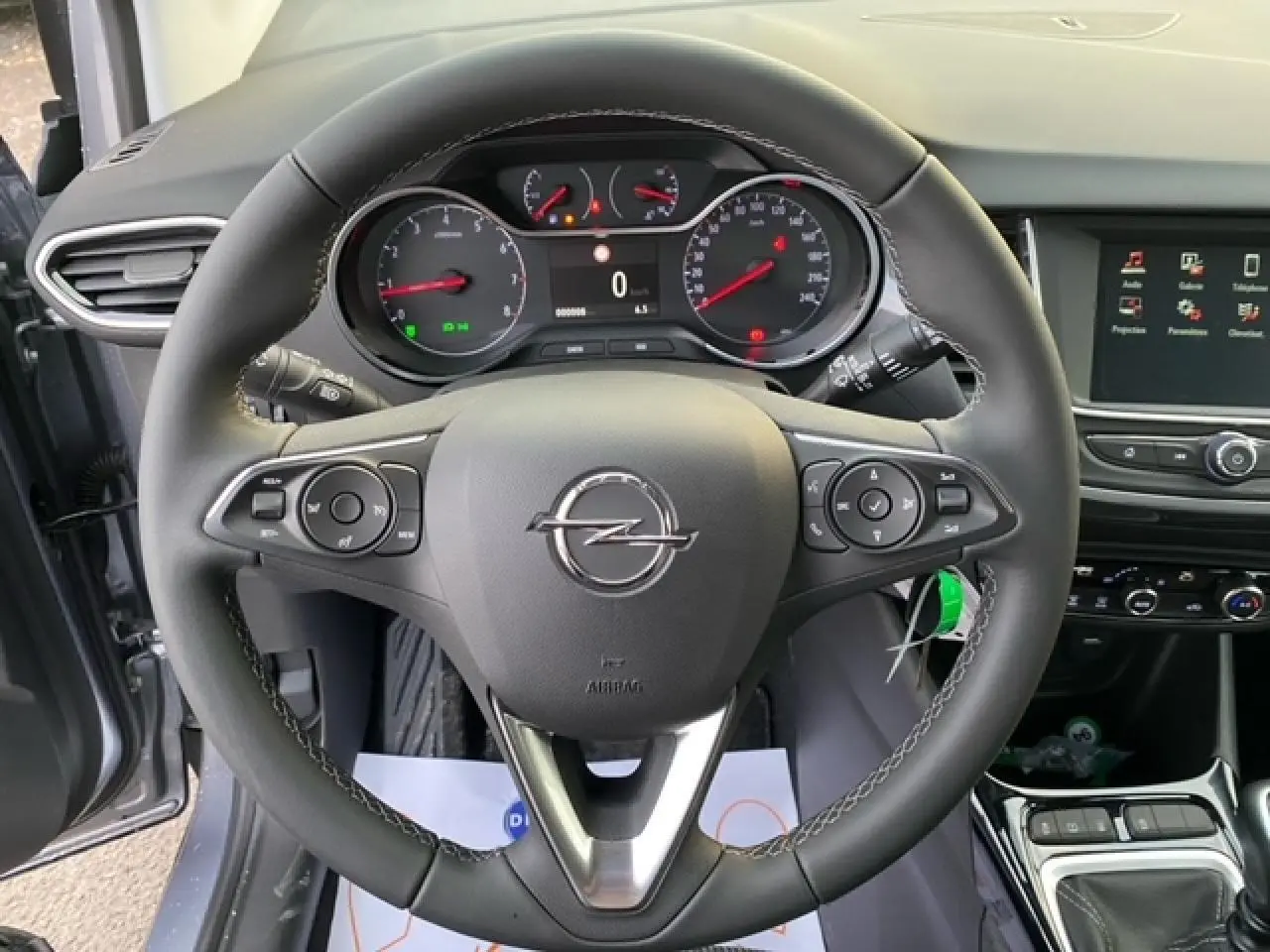 Vue intérieure centrée sur le volant Opel Crossland 2022, avec tableau de bord et écran tactile visibles, finition gris alu.