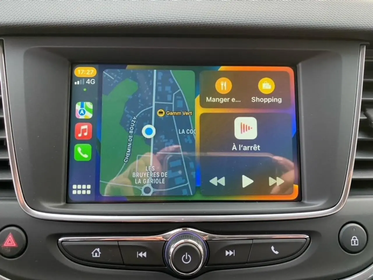 Écran tactile central de l’Opel Crossland 2022 affichant la navigation et les commandes multimédia.