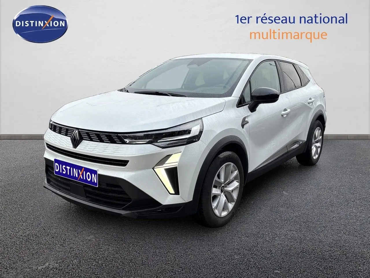 Renault Symbioz blanc nacré métal en 3/4 avant droit, avec feux LED et calandre noire distinctive.