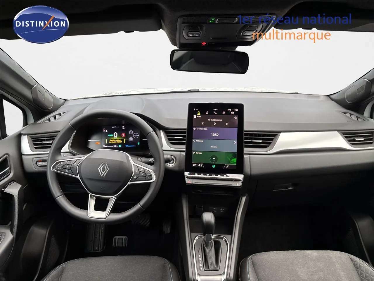 Vue intérieure avant du Renault Symbioz blanc nacré, tableau de bord moderne avec écran tactile vertical et volant multifonction.