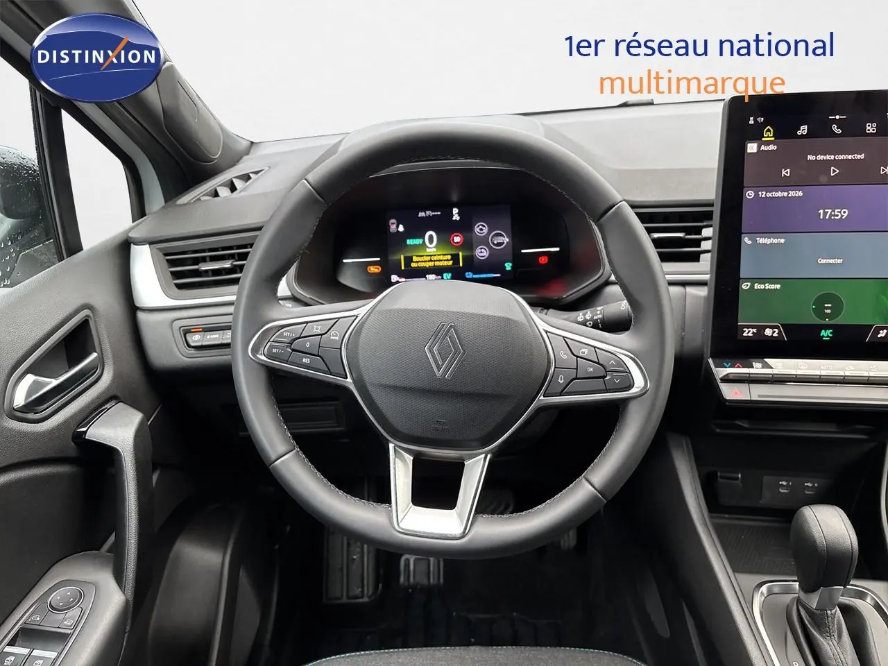 Vue centrée sur le volant noir du Renault Symbioz 2025 avec tableau de bord digital et écran tactile moderne.