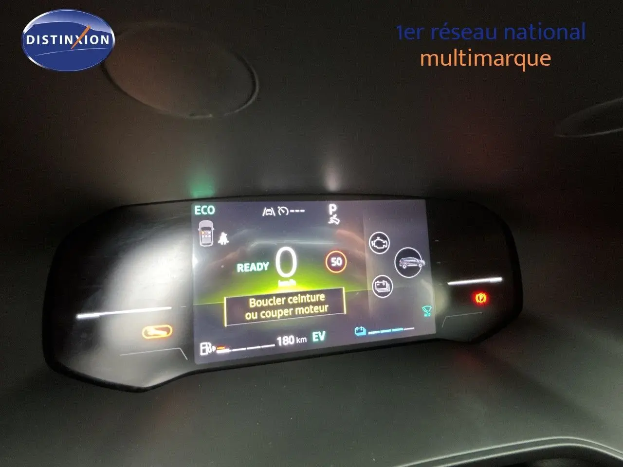 Tableau de bord numérique du Renault Symbioz blanc nacré, affichant la vitesse à 0 km/h et alertes de sécurité.
