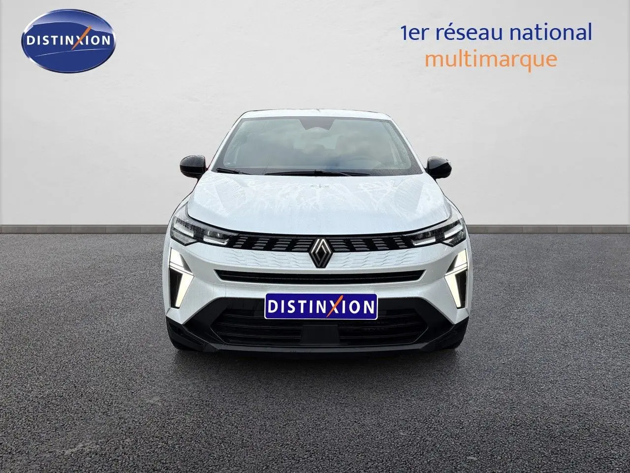 Vue frontale du Renault Symbioz blanc nacré avec signature lumineuse LED distinctive et calandre noire.