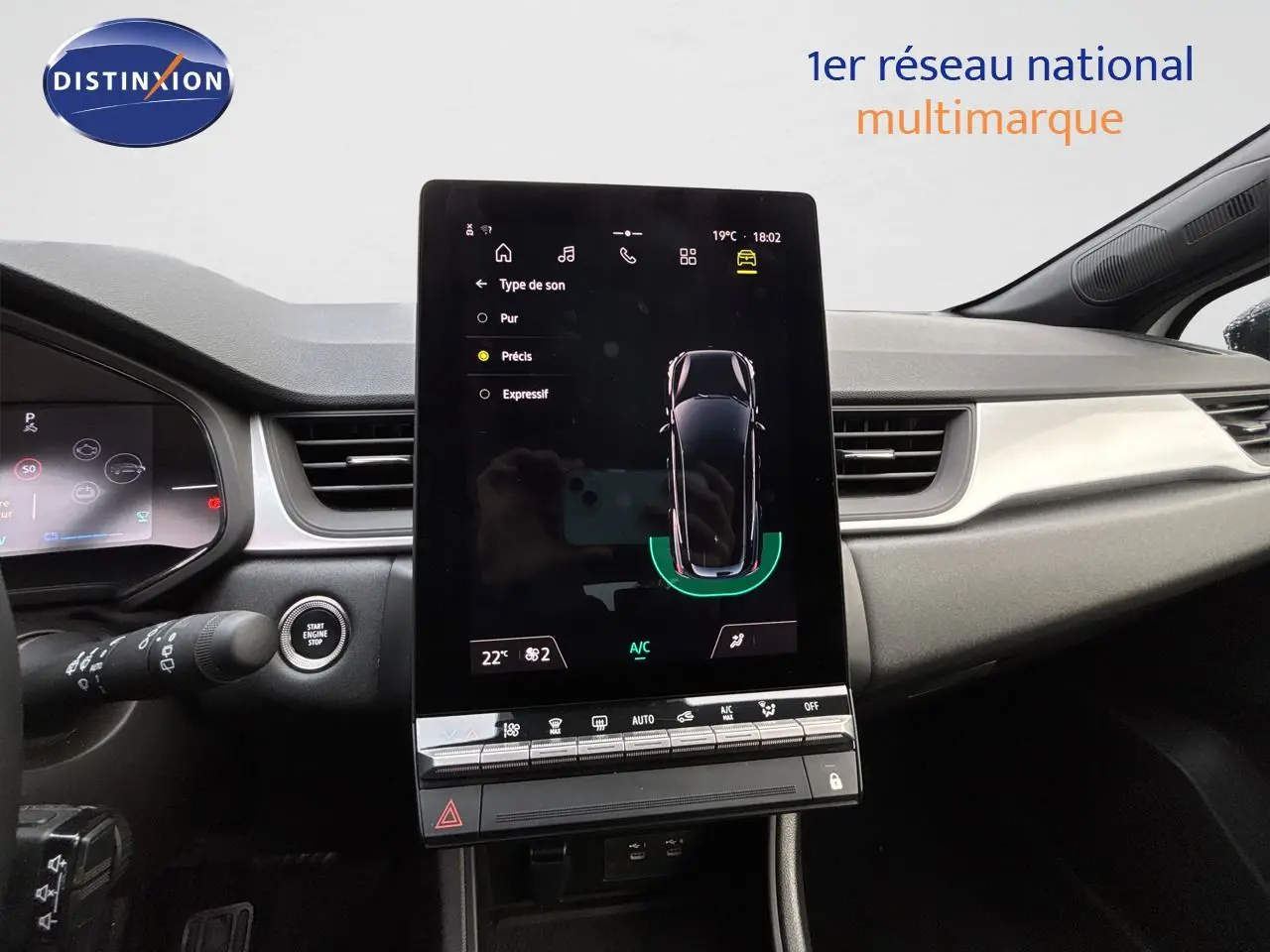 Vue intérieure du tableau de bord de la Renault Symbioz blanc nacré, avec écran tactile central et commandes climatisation.