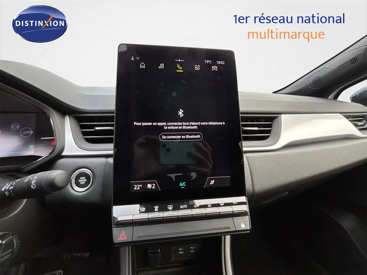 Intérieur du Renault Symbioz E-Tech Full Hybrid 2025, vue centrale sur l’écran tactile vertical et tableau de bord gris clair.
