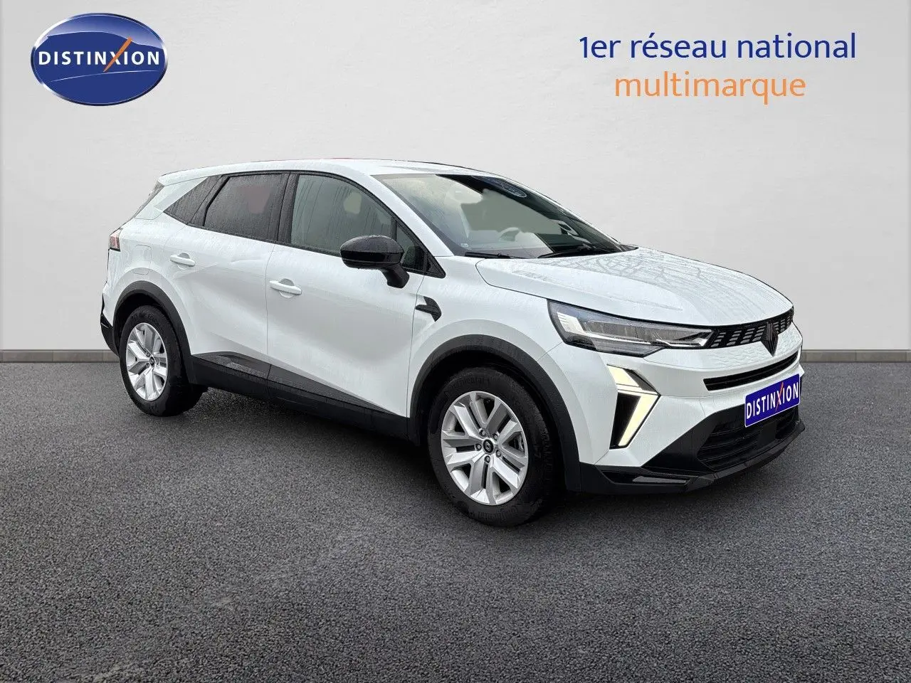 Renault Symbioz blanc nacré métal en 3/4 avant droit, SUV hybride avec détails noirs contrastants et jantes argentées.