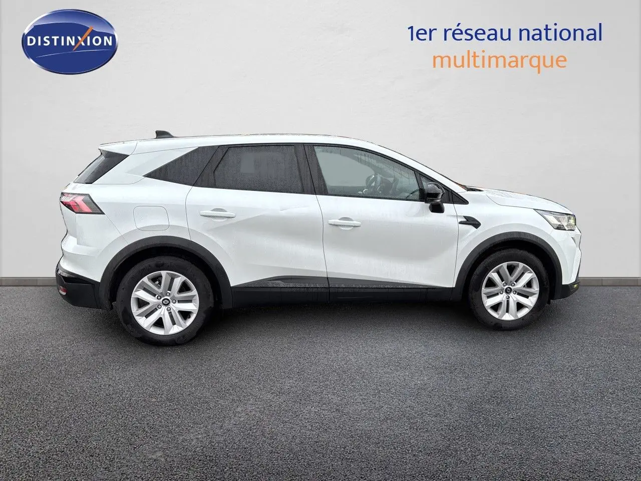 Vue latérale droite d'un Renault Symbioz blanc nacré métallisé, SUV hybride au design moderne et lignes épurées.