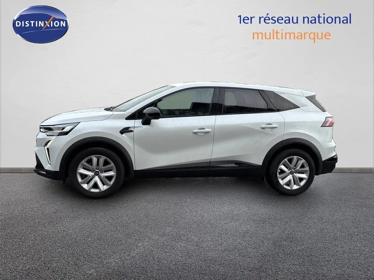 Profil droit du Renault Symbioz blanc nacré, SUV hybride 2025 avec jantes alliage et vitres teintées.