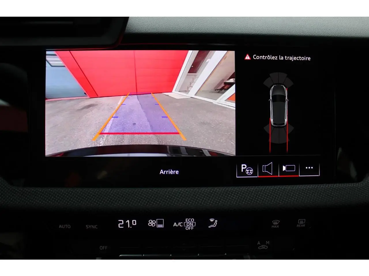 Écran de caméra de recul affichant la vue arrière avec guidage dynamique sur Audi A3 Sportback noir Mito Metal.