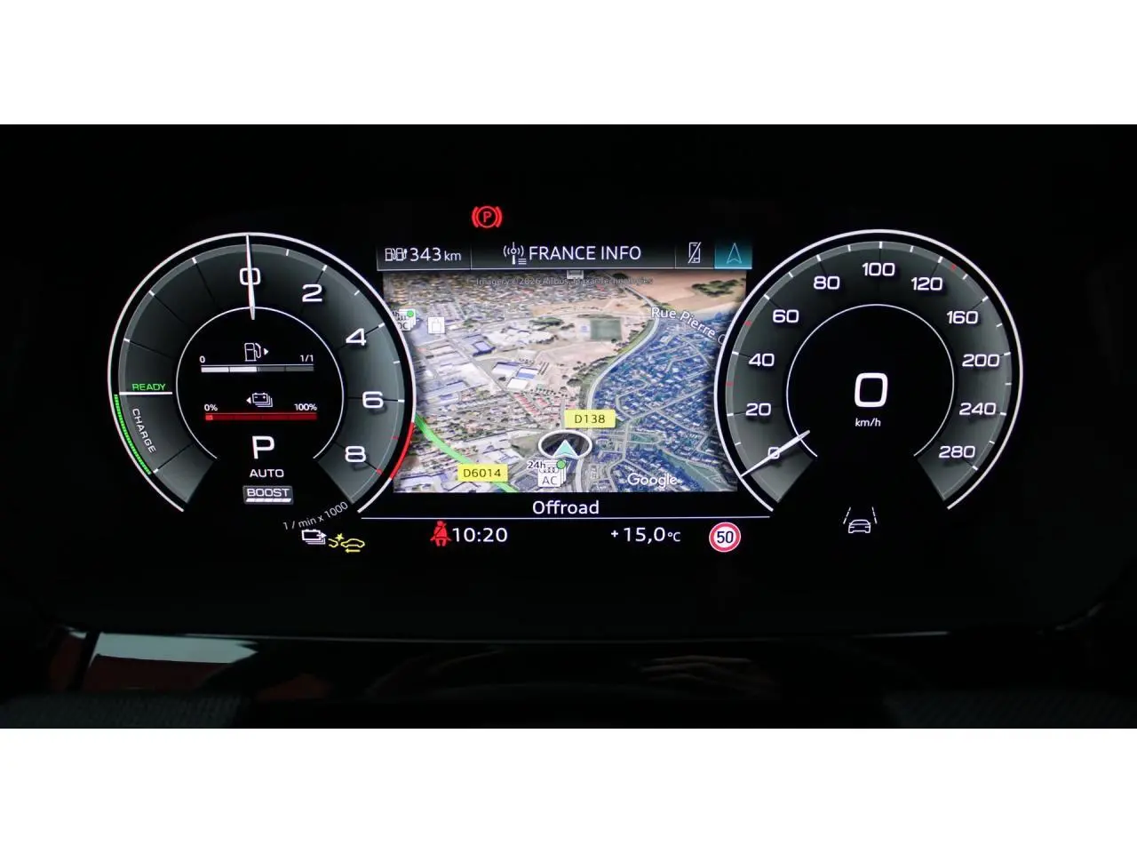 Tableau de bord numérique de l'Audi A3 Sportback 2025 affichant la navigation et compteurs digitaux en mode hybride.