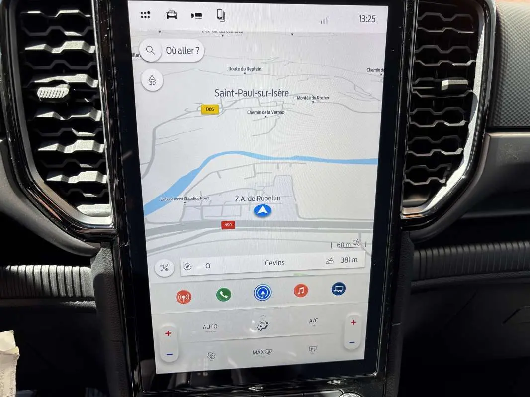 Écran tactile central vertical du Ford Ranger gris carbone 2026 affichant la navigation GPS et commandes climatisation.