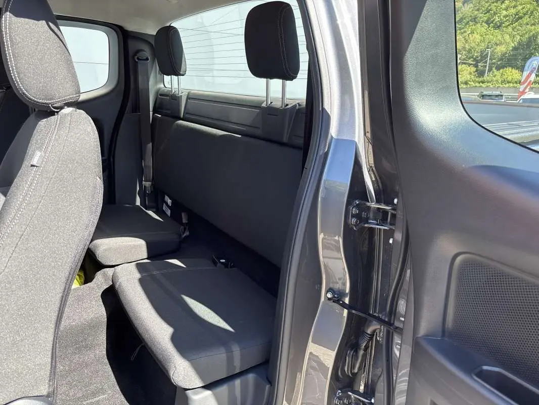 Vue intérieure côté droit sur la banquette arrière et la porte ouverte du Ford Ranger gris carbone Supercab 2026.