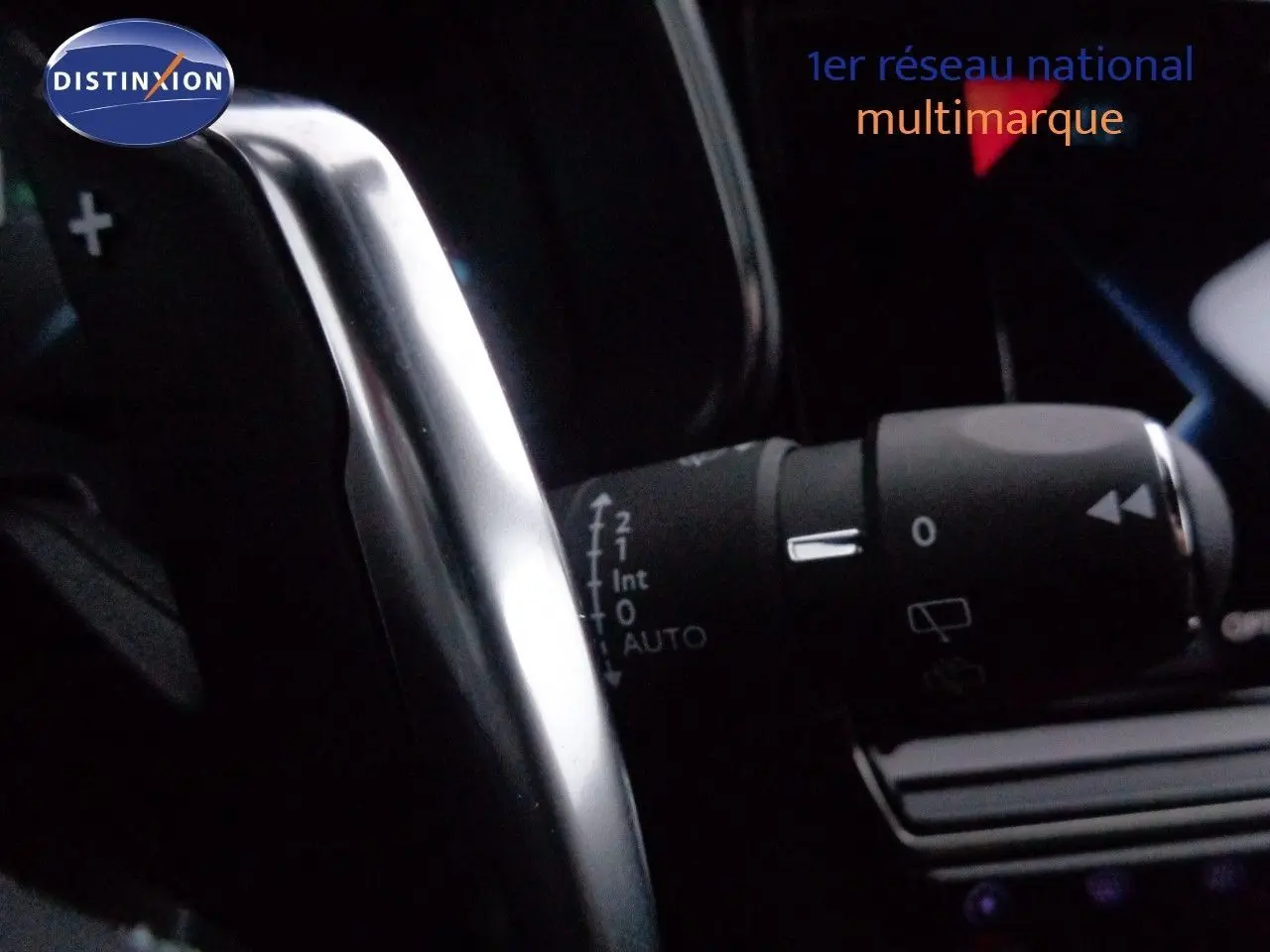 Détail de la commande de régulation des essuie-glaces dans l'habitacle du DS7 Crossback E-TENSE bleu encre.