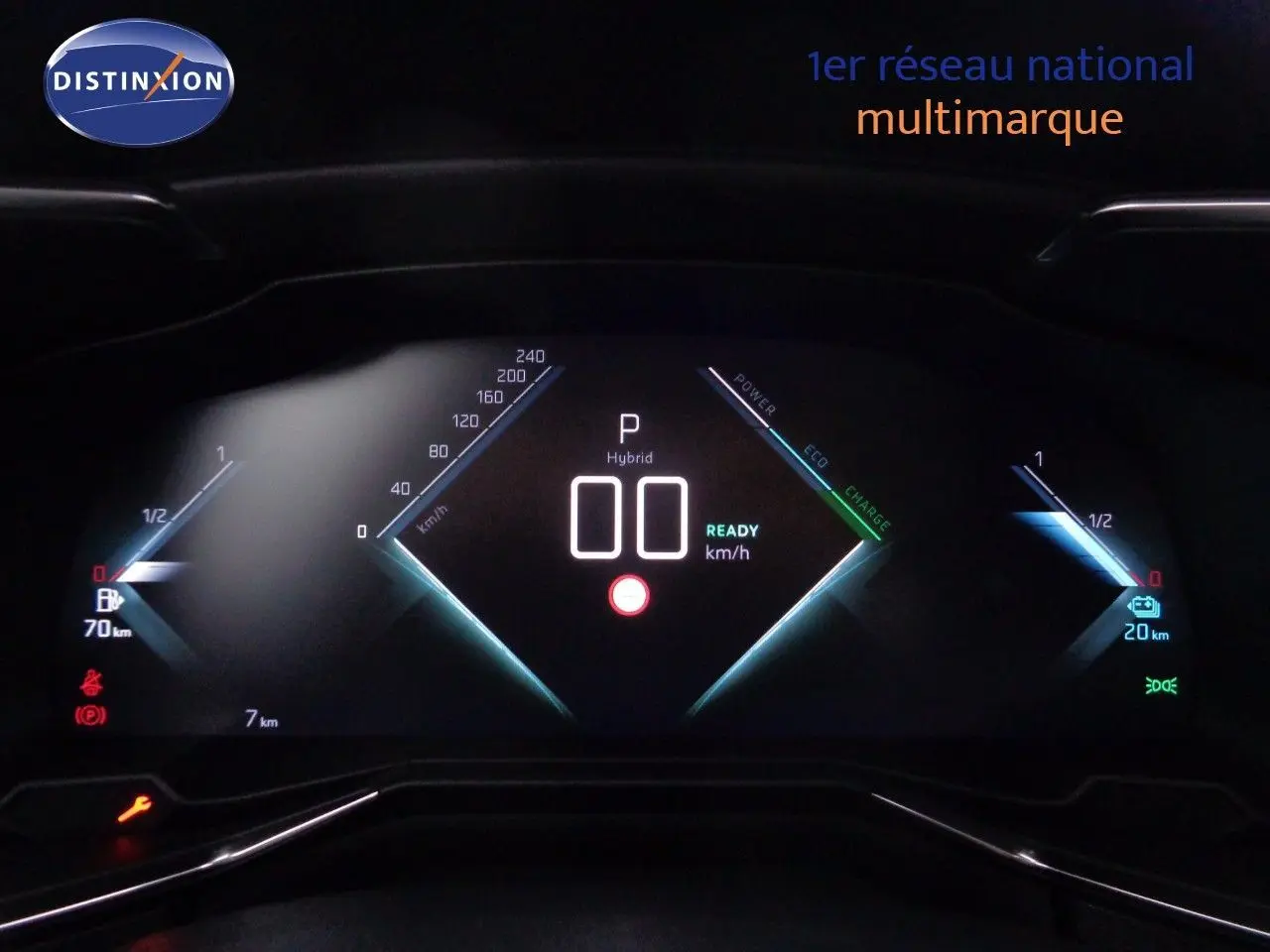 Tableau de bord numérique du DS7 Crossback E-TENSE 225CH affichant la vitesse à 0 km/h et l'état hybride prêt.