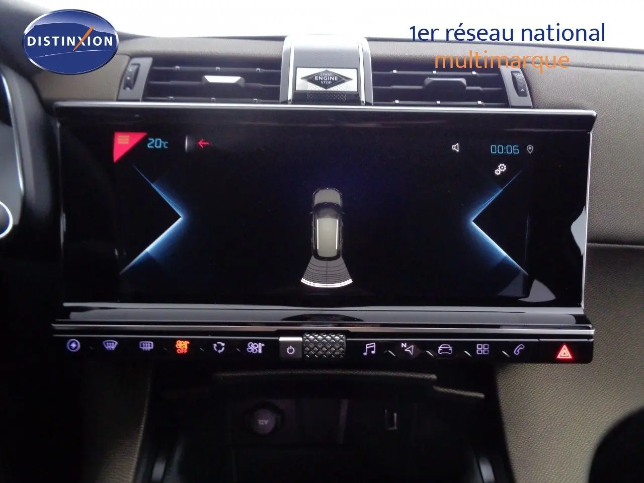 Écran tactile central affichant l'aide au stationnement du DS7 Crossback bleu encre métal, vue intérieure du tableau de bord.