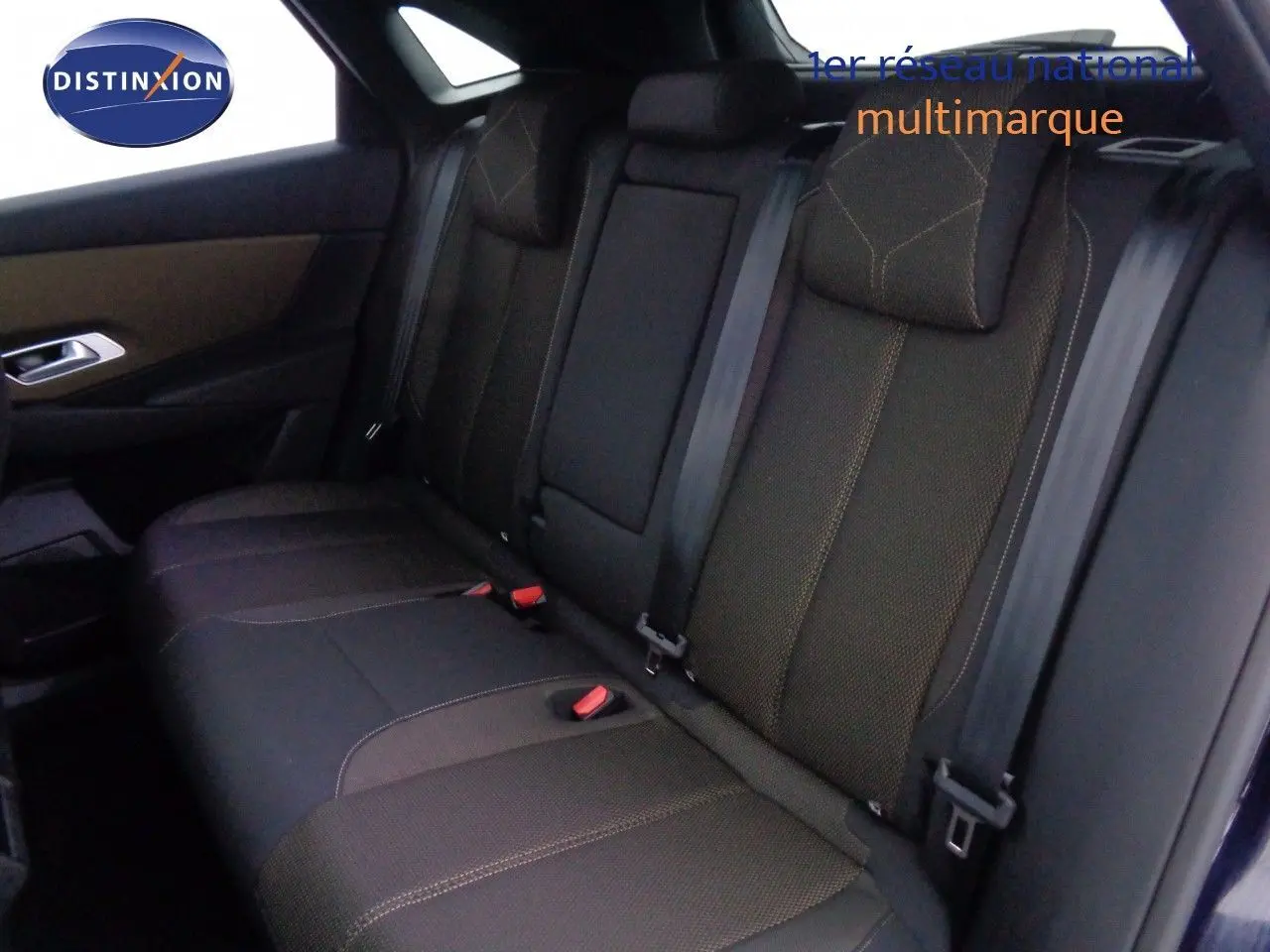 Vue latérale droite des sièges arrière en tissu marron et noir du DS7 Crossback E-TENSE 225CH BUSINESS 2021.