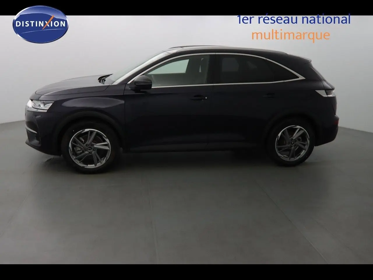 Profil côté gauche du DS7 Crossback E-TENSE 225CH en bleu encre métal, soulignant ses lignes élégantes et ses jantes alliage.