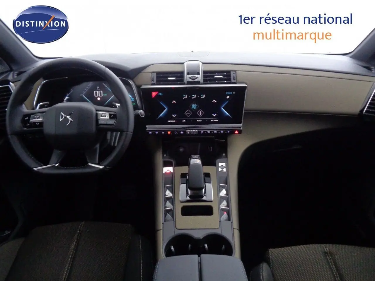 Vue intérieure avant du DS7 Crossback E-TENSE 2021, tableau de bord beige et noir avec écran tactile central et volant multifonction.