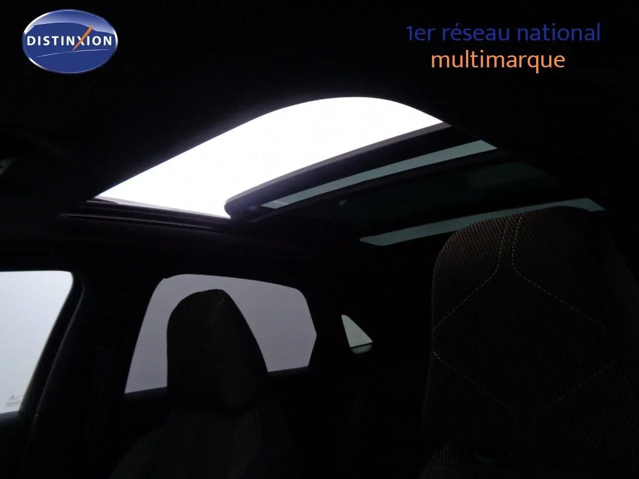 Vue intérieure du DS7 Crossback E-TENSE 225CH avec toit ouvrant panoramique et sièges en tissu marron et noir.