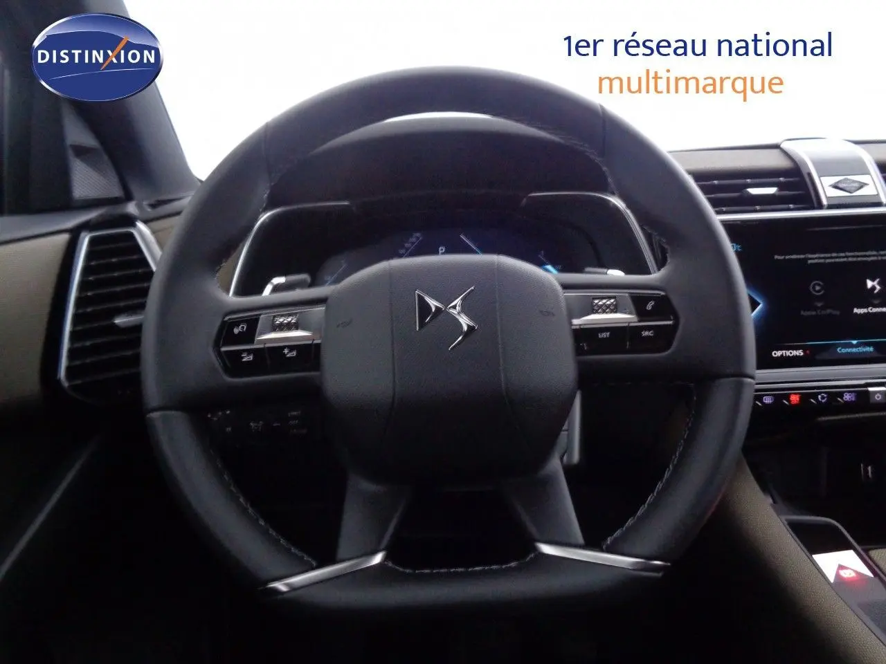 Vue rapprochée du volant cuir noir du DS7 Crossback E-TENSE 2021 avec commandes intégrées et tableau de bord numérique.