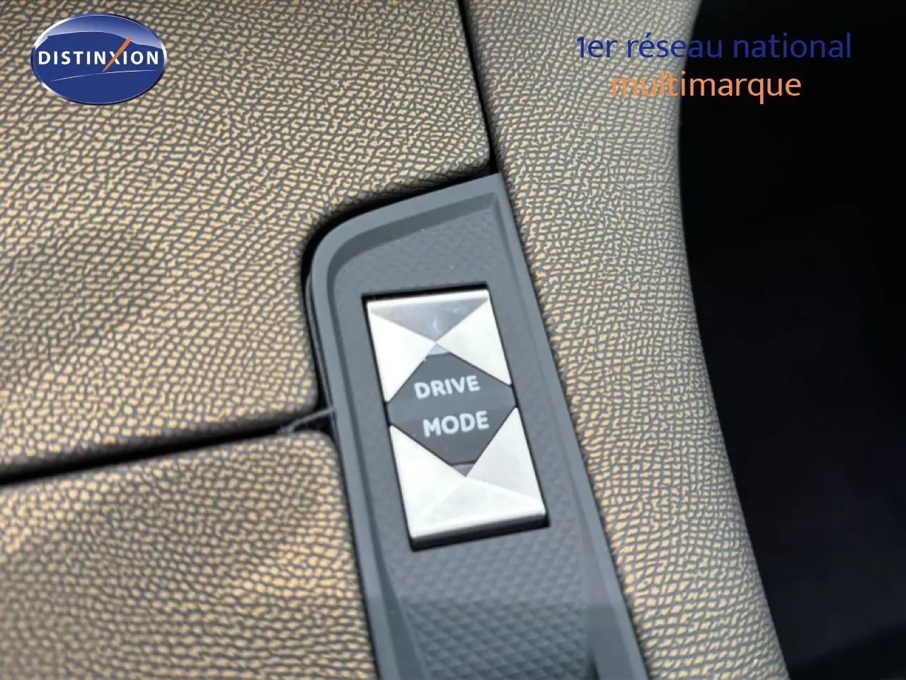 Bouton Drive Mode en gros plan sur la console intérieure du DS7 Crossback E-TENSE bleu encre métal.