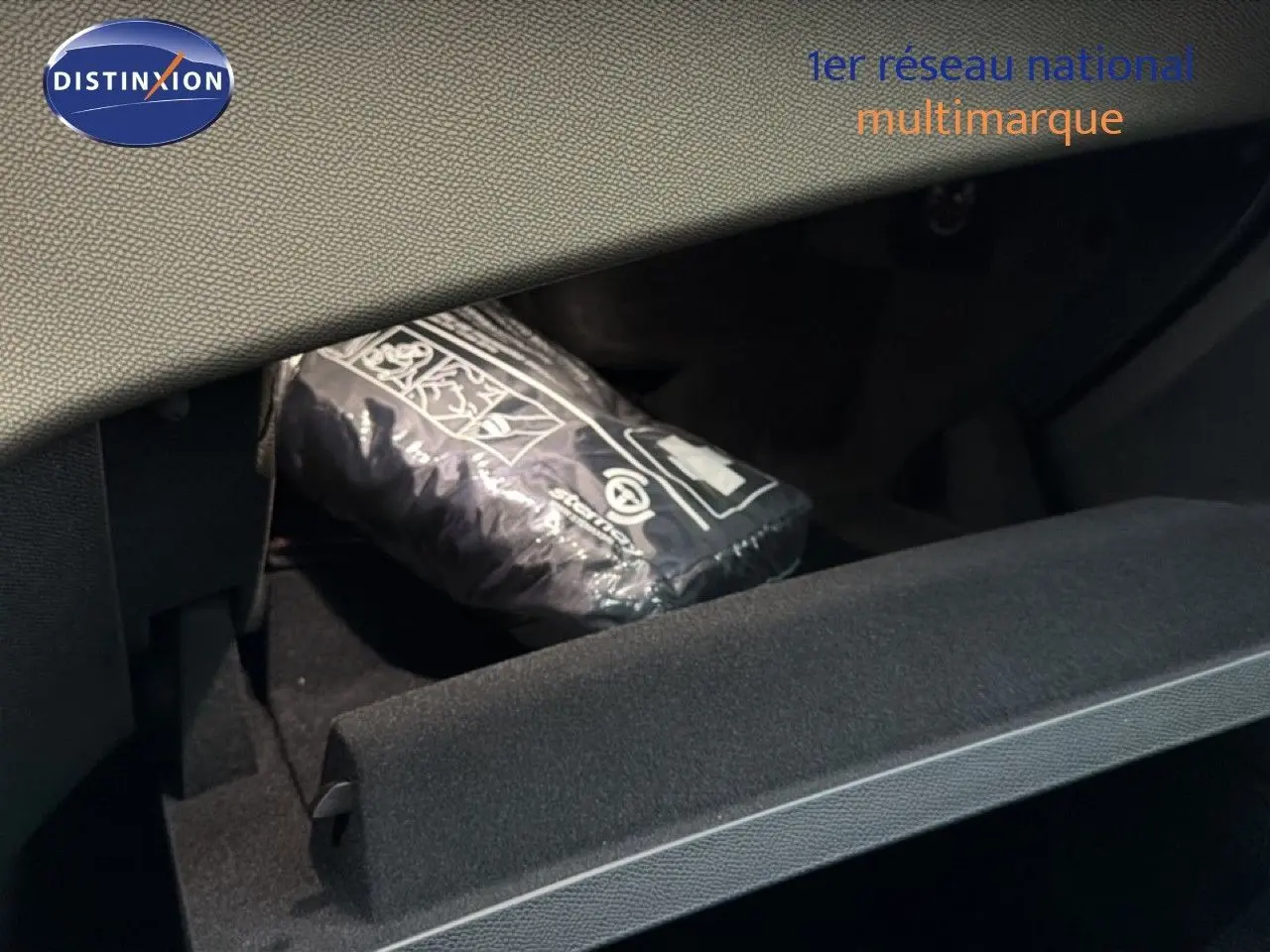 Coffre à gants ouvert du DS7 Crossback E-TENSE 225CH en tissu noir avec pochette de sécurité visible à l'intérieur.