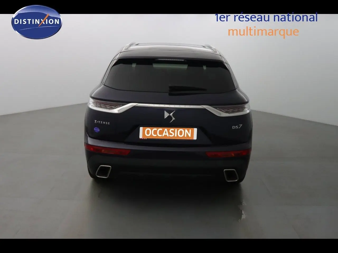 Vue arrière d'un DS7 Crossback bleu encre métal avec logo DS et badges E-TENSE et DS7 visibles.