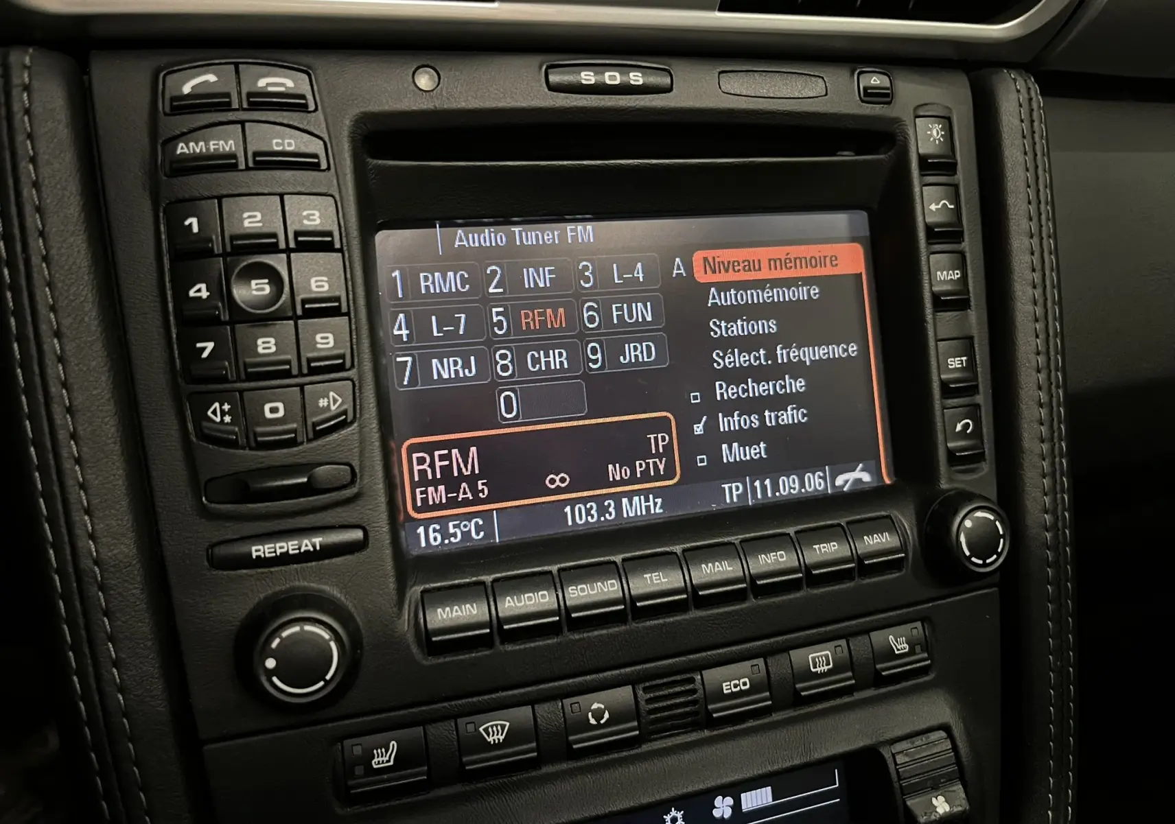 Gros plan sur la console centrale noire du Porsche 911 Targa 997 Carrera 4S avec écran radio et commandes climatisation.