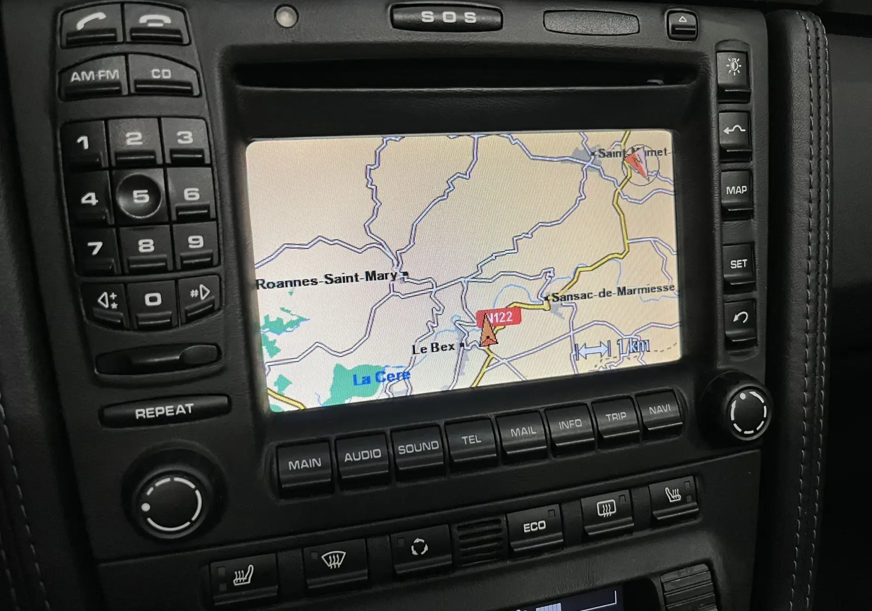 Vue rapprochée de l’écran GPS central et des commandes noires du tableau de bord de la Porsche 911 Targa 997 Carrera 4S 2006.