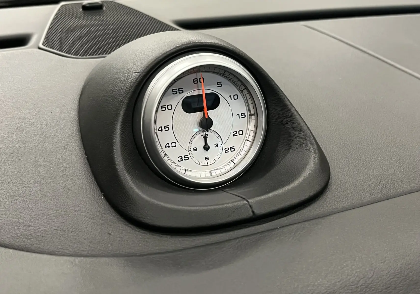 Gros plan sur le chronomètre argenté du tableau de bord du Porsche 911 Targa 997 Carrera 4S noir métallisé.