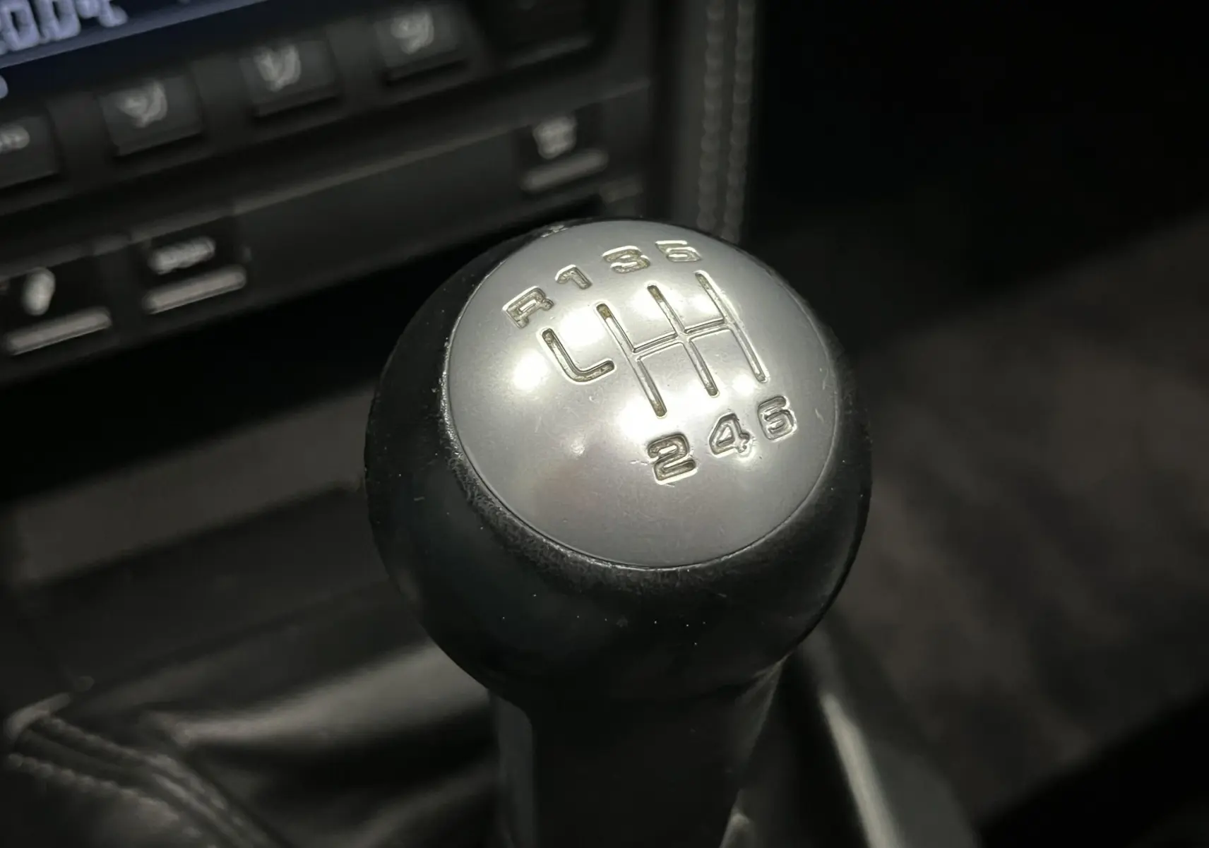 Gros plan sur le levier de vitesse manuel argenté et noir de la Porsche 911 Targa 997 Carrera 4S de 2006.