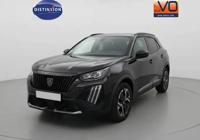 Peugeot 2008 Hybrid 136 Allure noir en 3/4 avant droit, avec barres de toit et jantes alliage 17 pouces visibles.