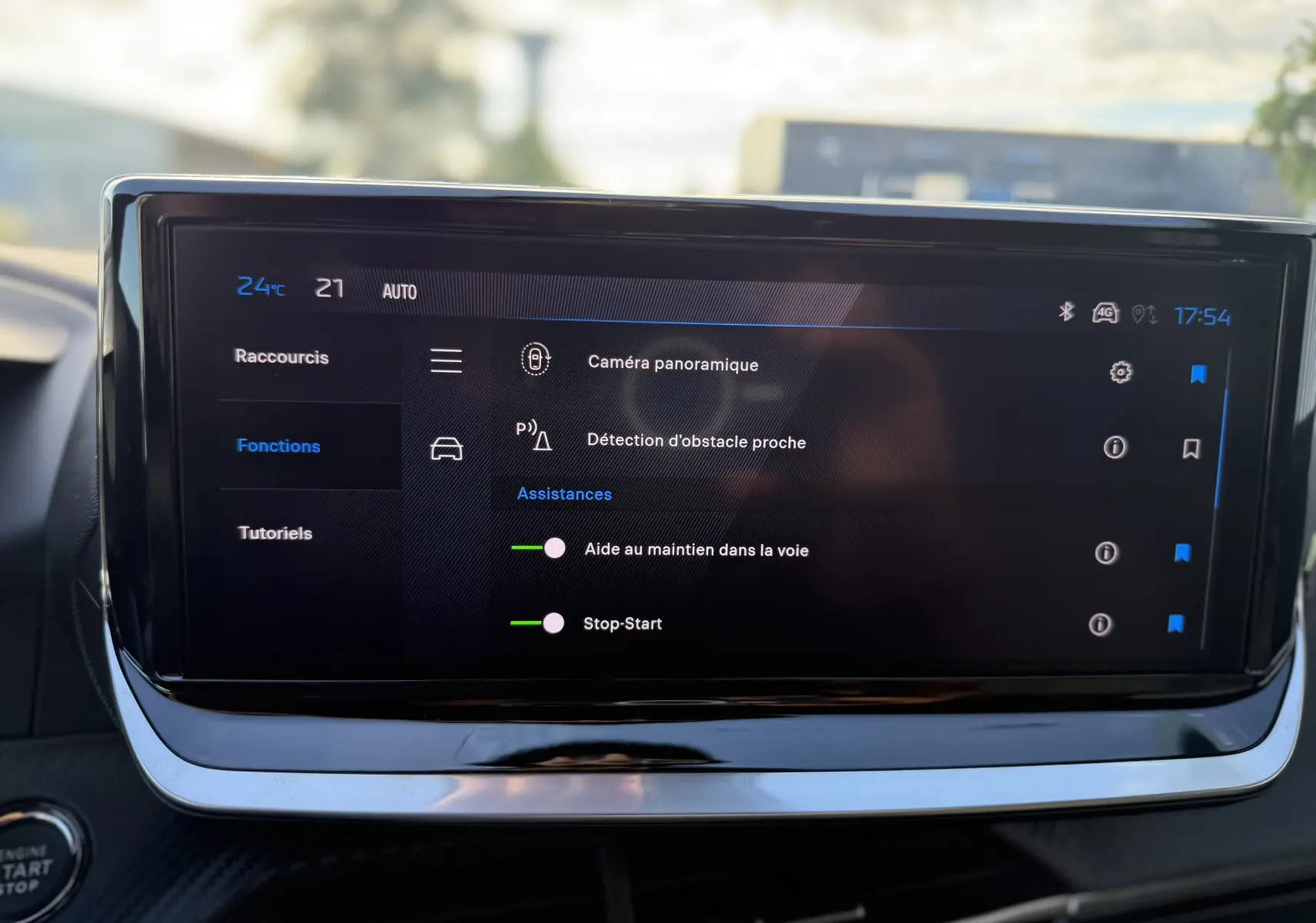 Écran tactile central du Peugeot 2008 Hybrid 145 GT, affichant les options d'assistance à la conduite.