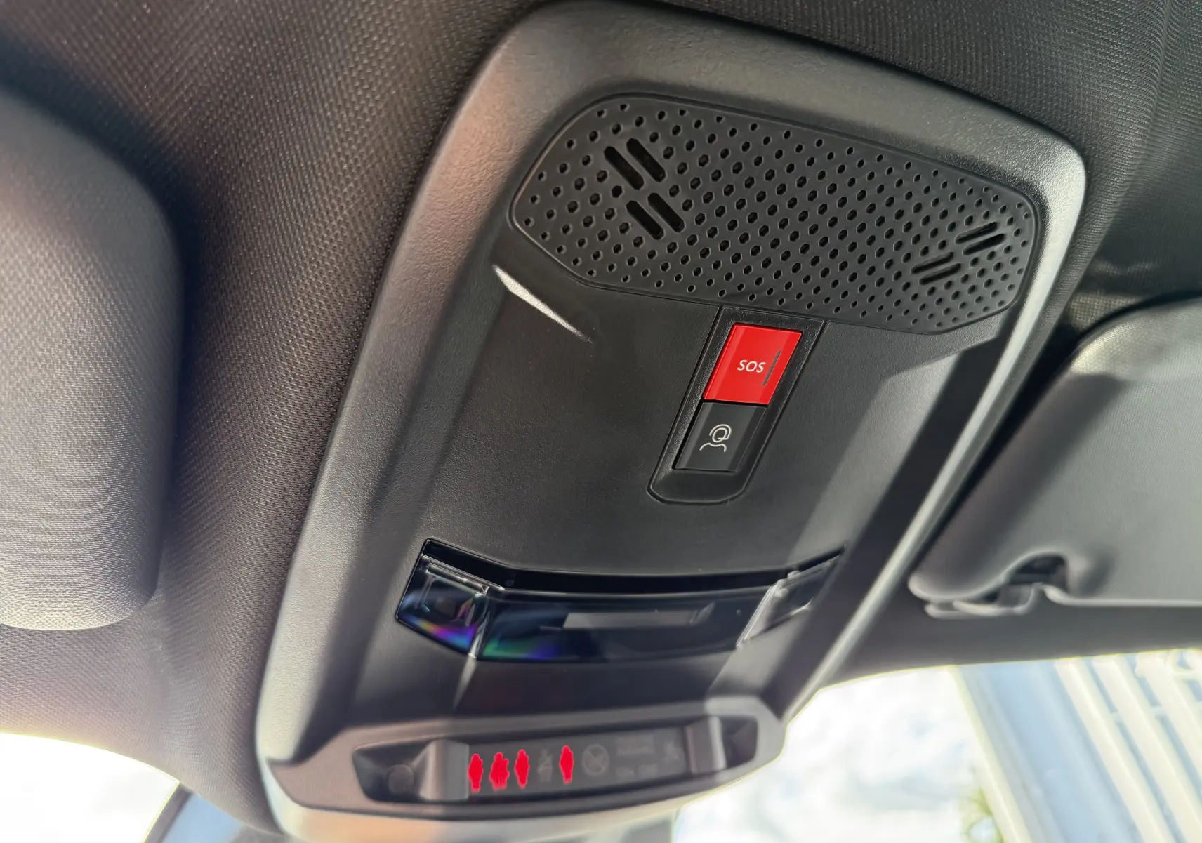Vue intérieure du plafonnier du Peugeot 2008 Hybrid 145 GT, avec bouton SOS rouge et éclairage intégré.