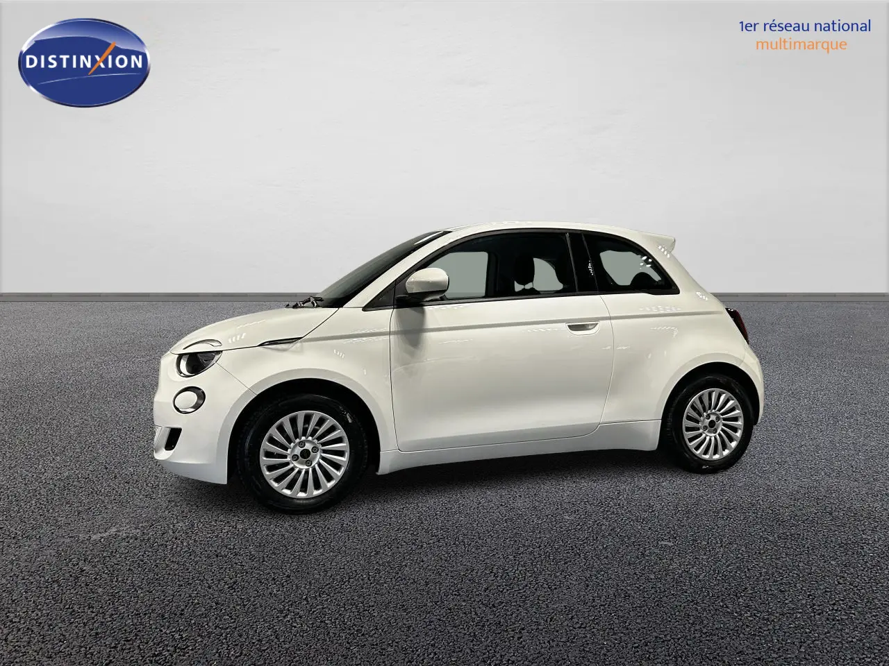 Profil droit d'une Fiat 500 électrique blanche 2024, avec jantes acier 15 pouces et lignes arrondies distinctives.
